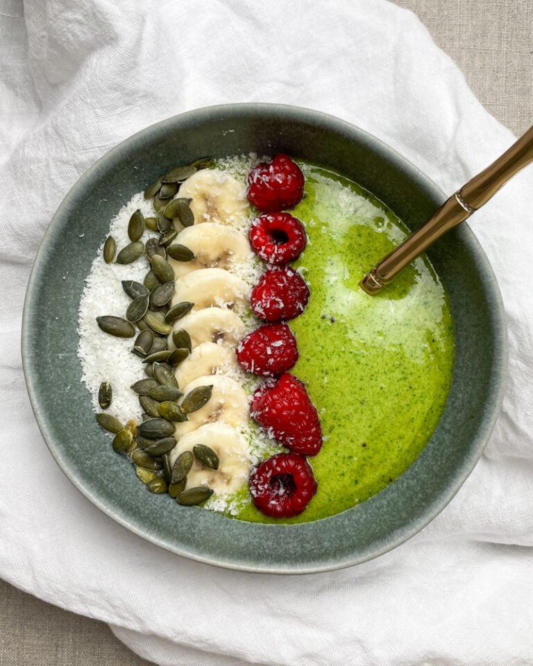 matcha smoothie bowl