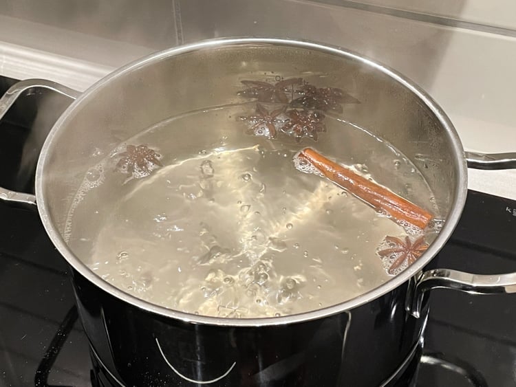 kastrull med vatten, socker och kryddor