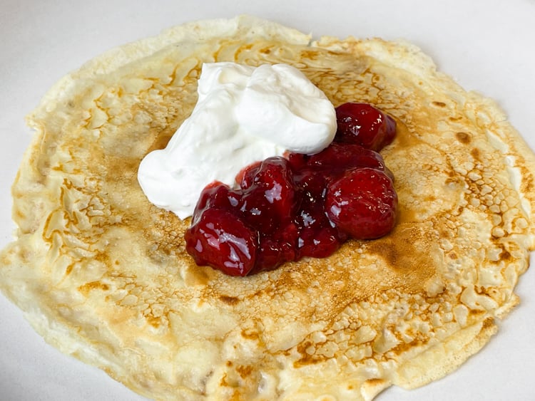pannkakor med sylt och grädde