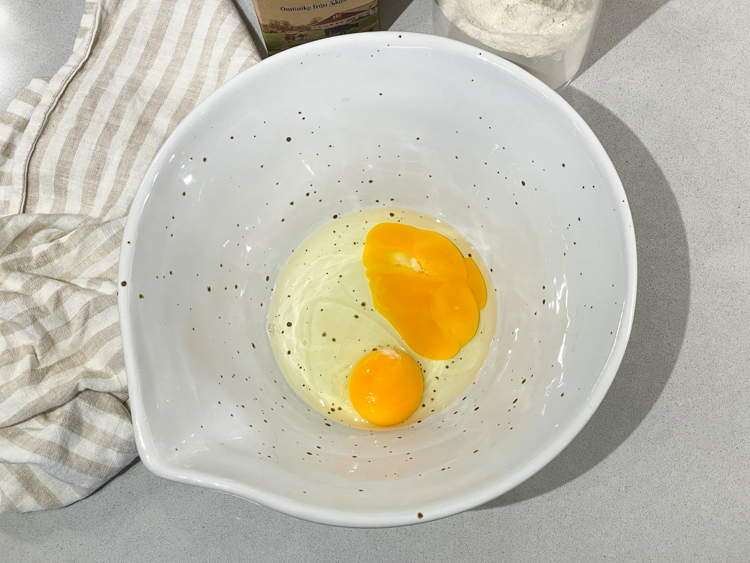knäckta ägg i skål