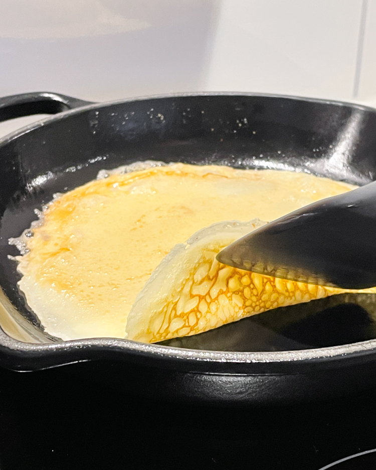 titta att pannkakan är klar