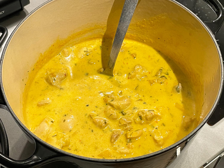 färdig mangokyckling i gryta