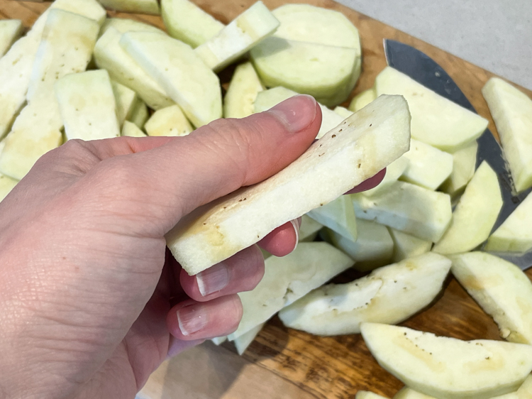 aubergine i bitar på skärbräda