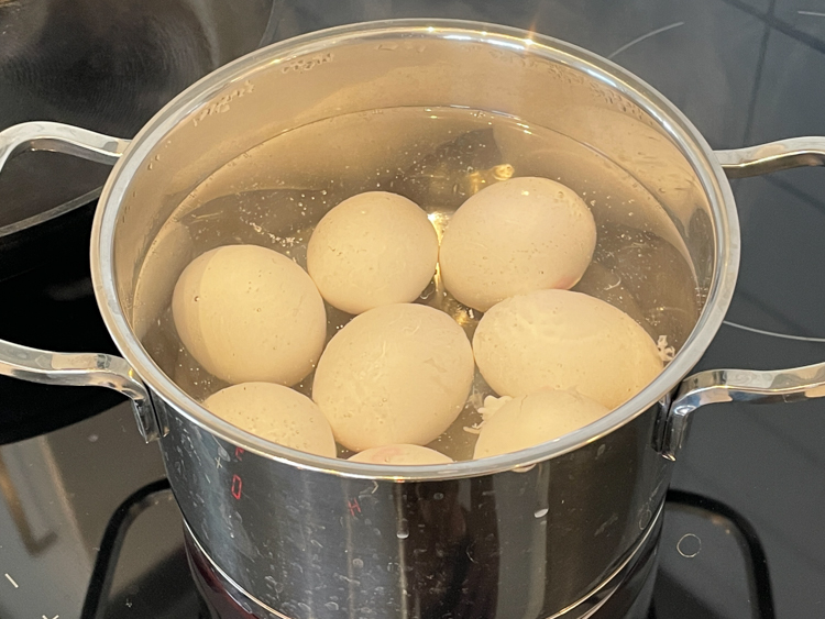 koka ägg i kastrull