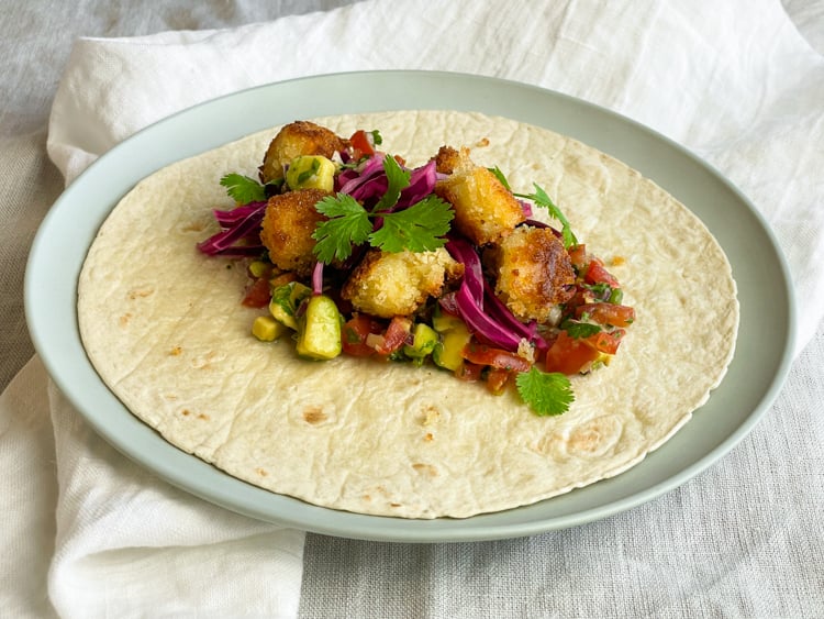 halloumitacos med tomatsalsa och picklad rödkål