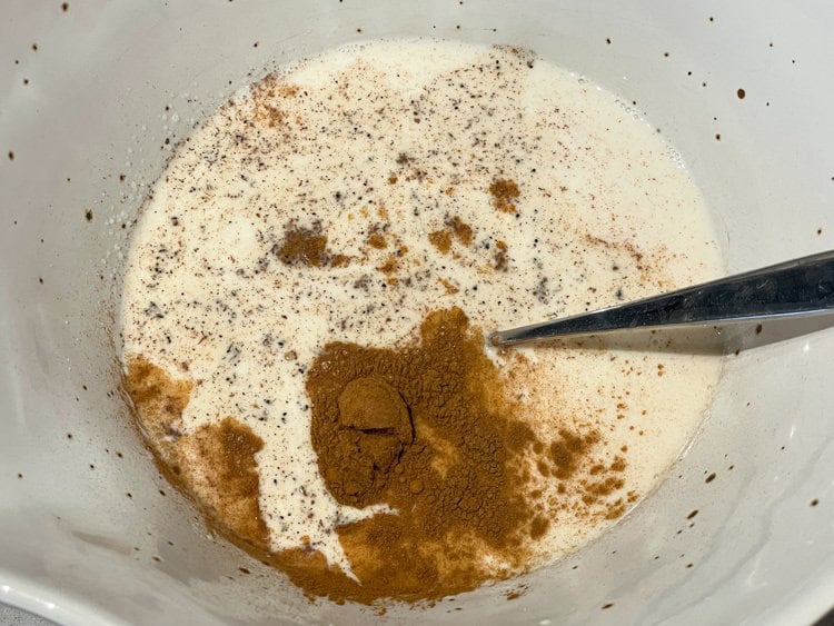 mjölk, jäst och kryddor i skål