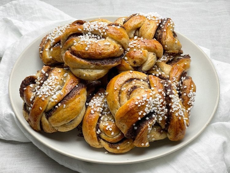 kanelbullar på tallrik