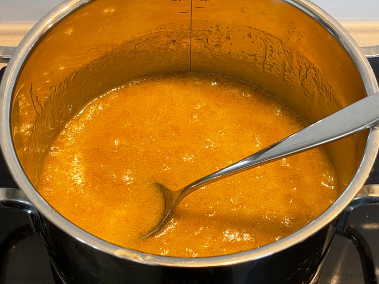 smält smör med socker, sirap och vispgrädde