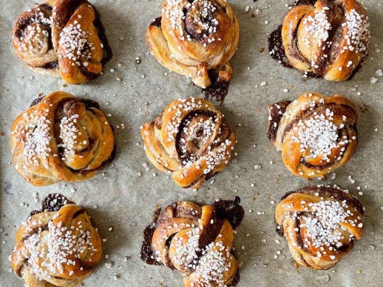 nygräddade kanelbullar