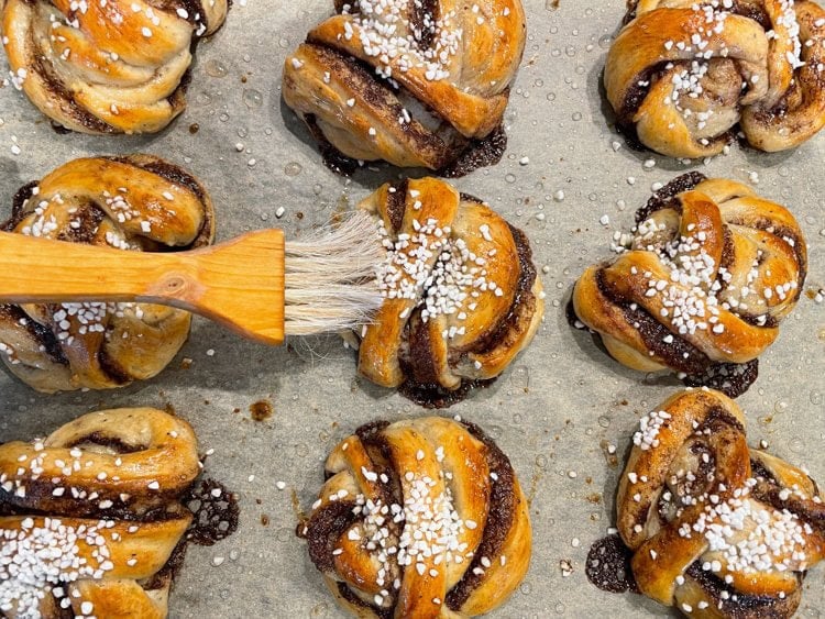 pensla sockerlag på kanelbullar