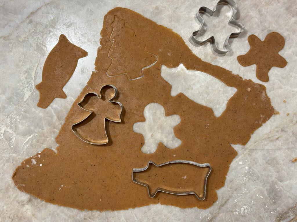 Baka pepparkakor med pepparkaksformar