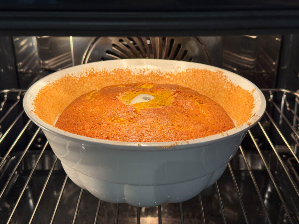 Saffranskaka gräddas i ugnen