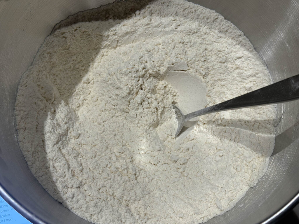 bikarbonat och vetemjöl till pepparkaksdeg