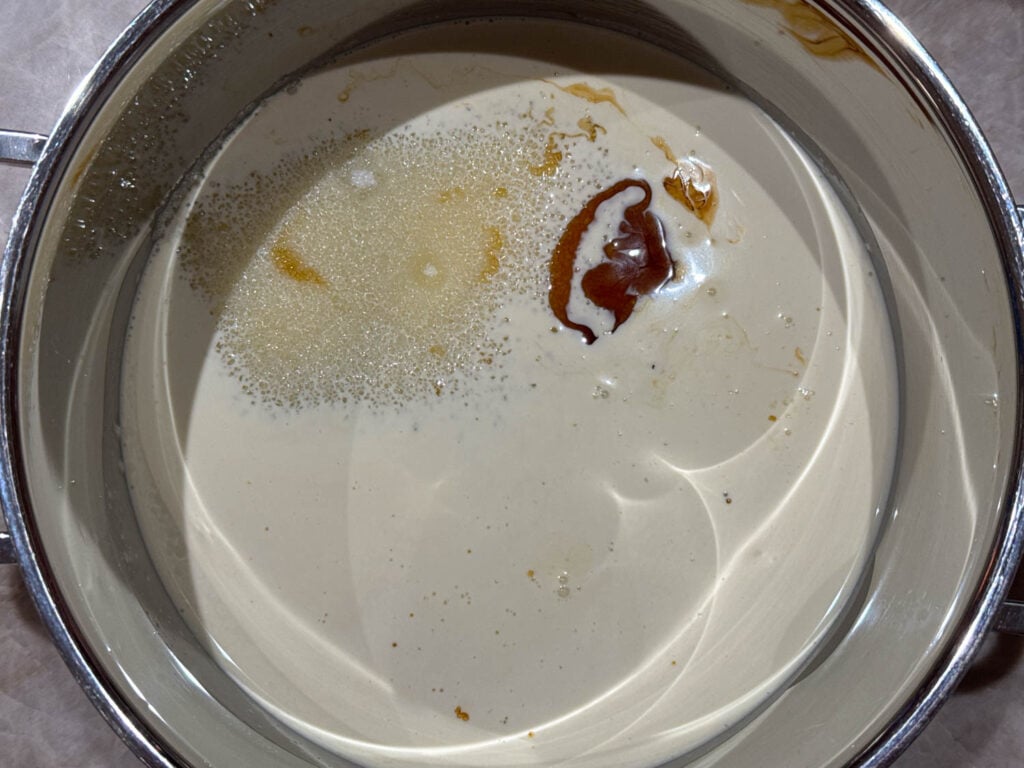 vispgrädde, strösocker och sirap