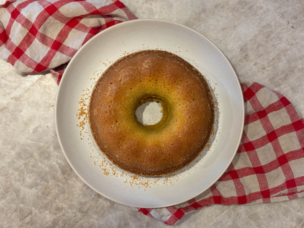 saffranskaka på fat