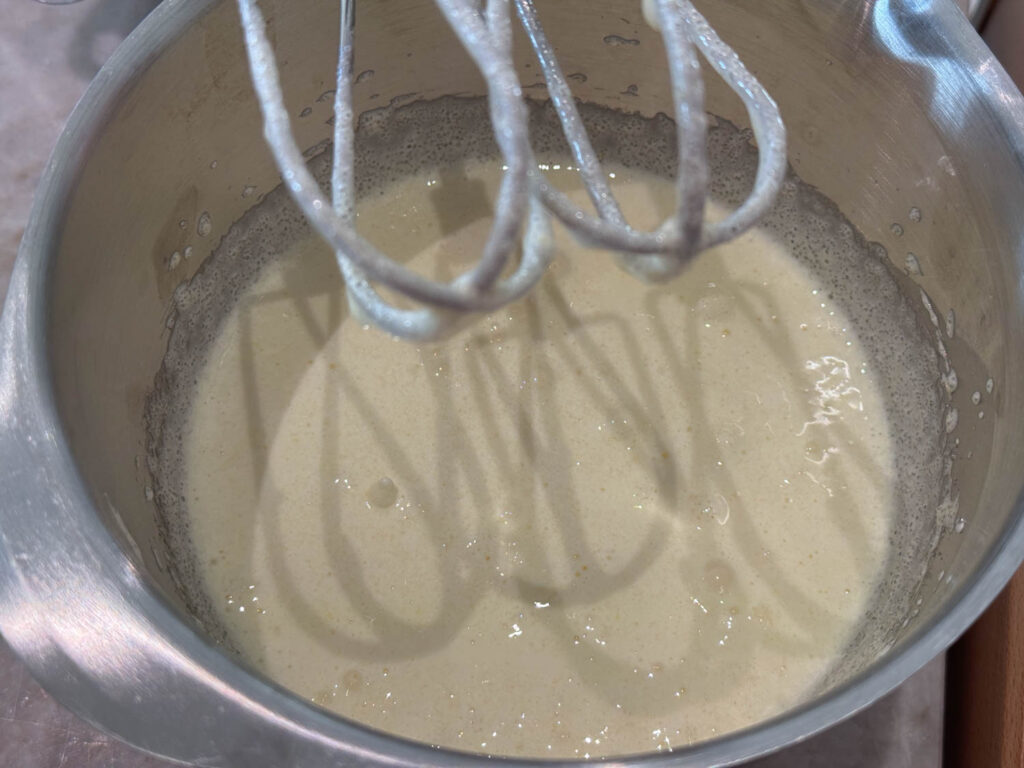 saffranskaka vispat ägg och strösocker