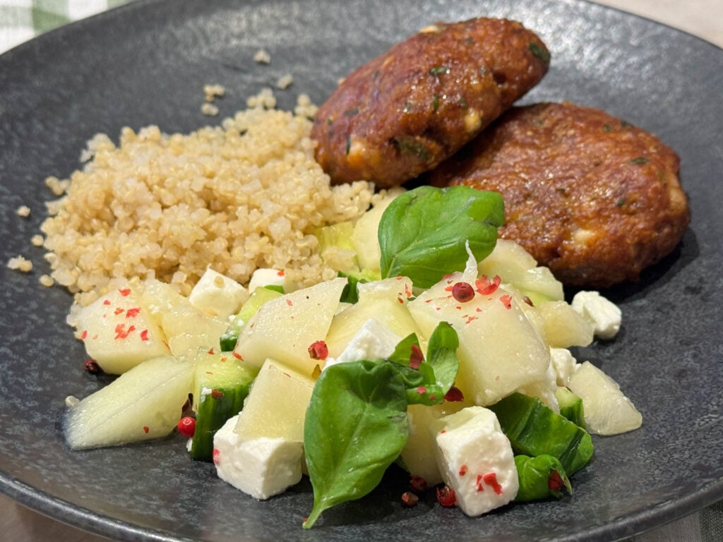 honungsmelonsallad med quinoa och biffar