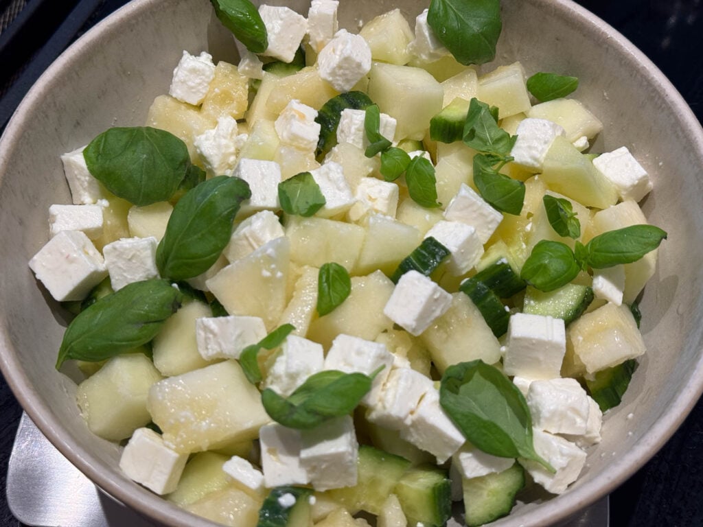 ingredienser till honungsmelonsallad i skål