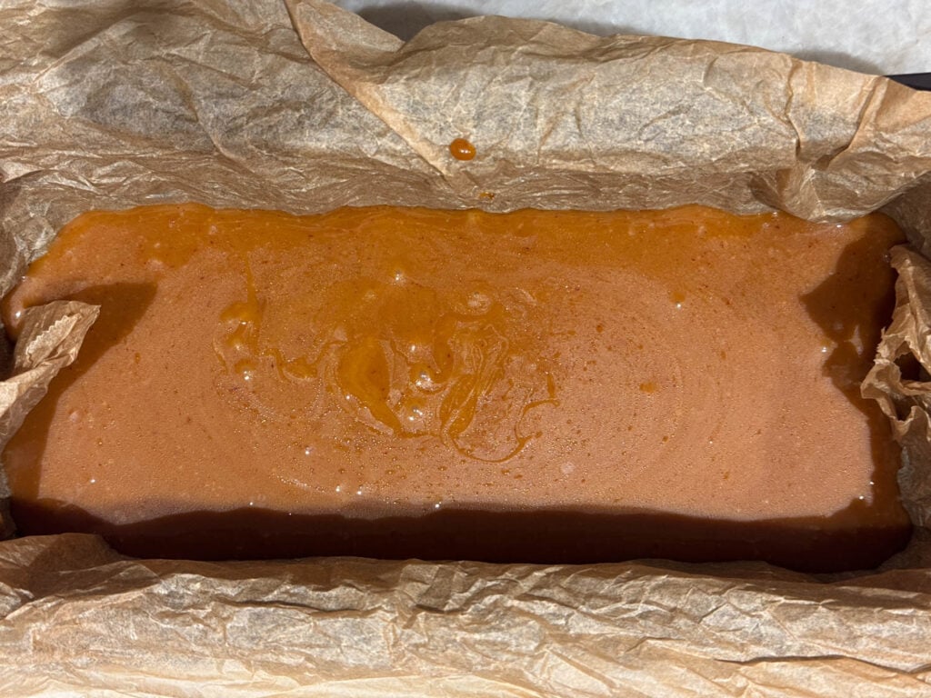 saffranskola i form med bakplåtspapper