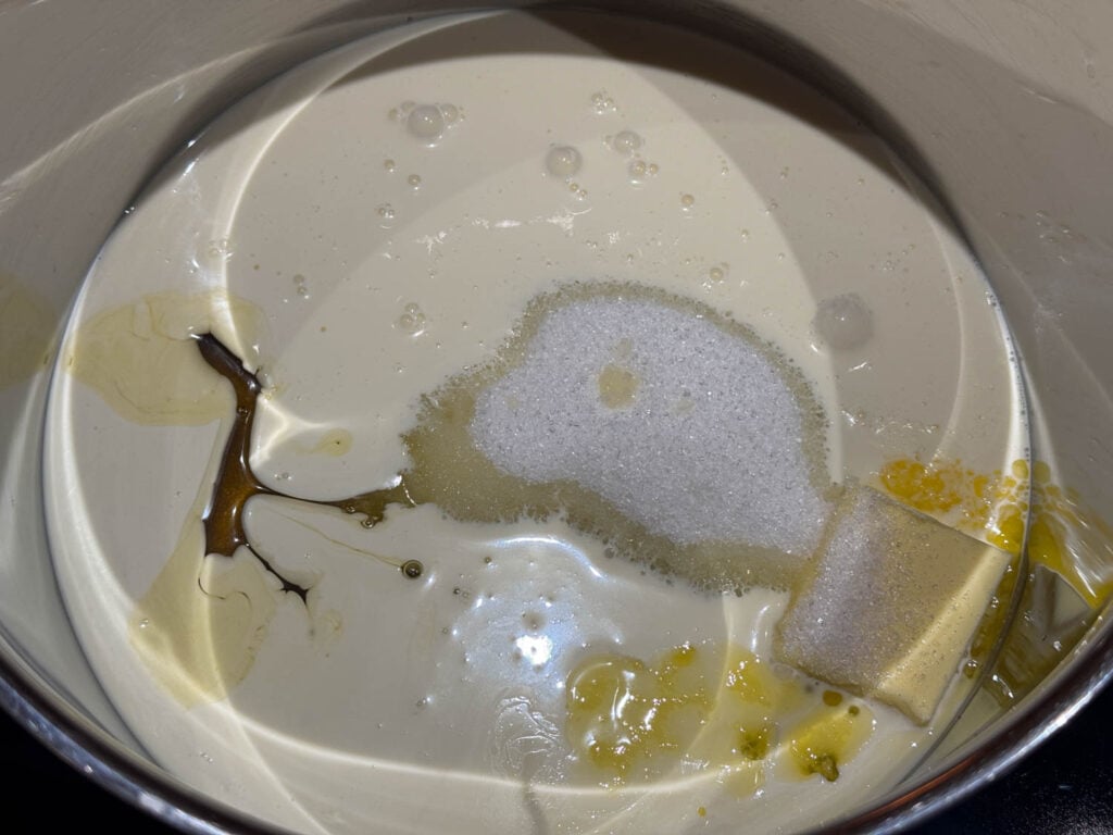 saffranskola ingredienser i kastrull