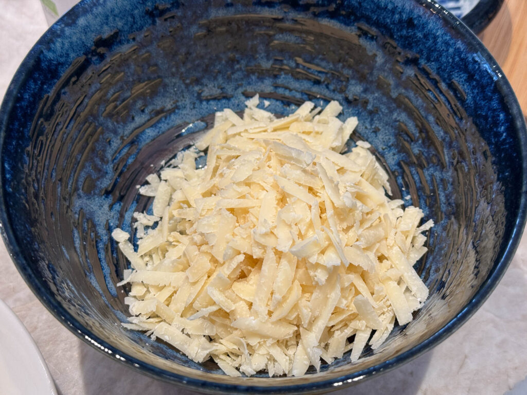 grovriven parmesanost i skål