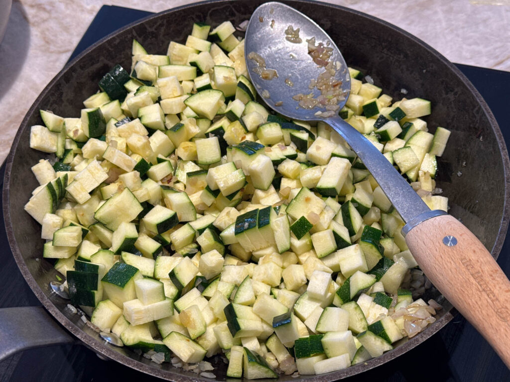 lök och zucchini i stekpanna