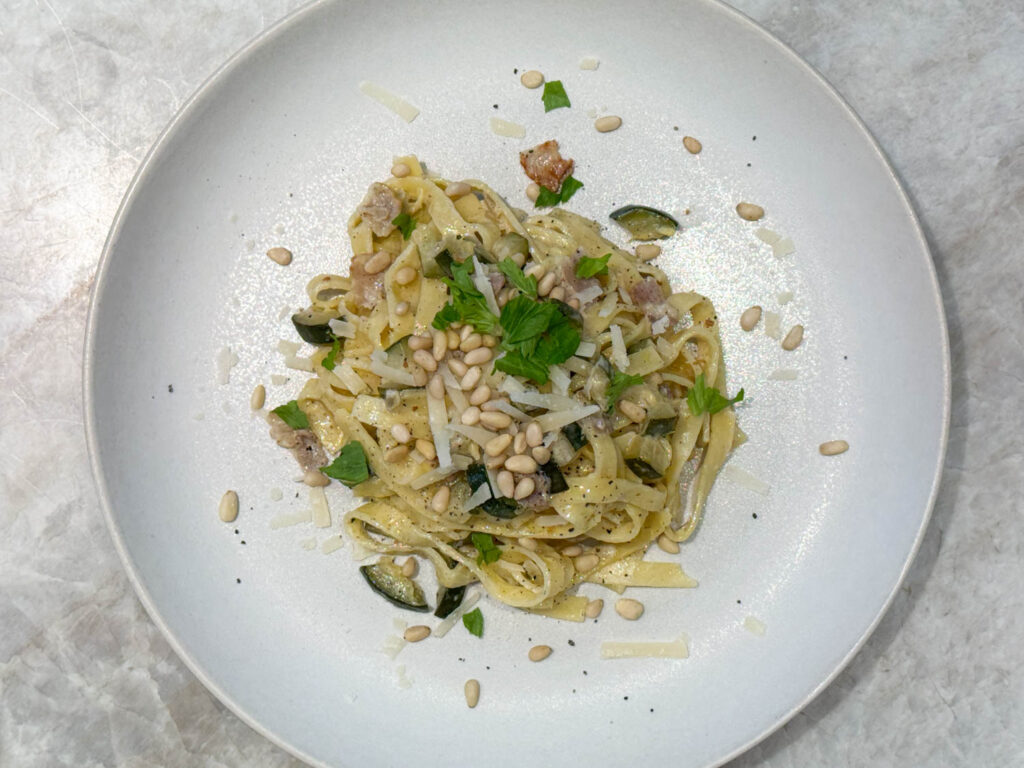 zucchinipasta med parmesan, pinjenötter och persilja